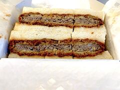 朝食を買うため売店に行きますが、結構混雑しています。
購入したのはハンバークサンド[https://www.niku-mansei.com/contents/03menu/03menu06sandwich.html]です。
向かいの売店も結構並んでいて、新聞の購入は諦めて、ホームへおります。