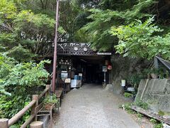 １０分もしないうちに滝の茶屋というところに来ましたが、すべてのお店がクローズしておりました。平日だからかな。