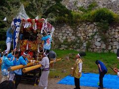 当初計画ではここから舞子公園へ行き明石海峡大橋を見物しようかと思っていたのですが、城縛りに変更して、明石城[https://www.akashijo.jp/index.html]へ。

ちょうど明石城まつり[https://akashi-journal.com/event/akashijo-matsuri2023/]をやっていました。山車が出ていたり、踊りを踊っていたりと小雨降る中、熱気があります。