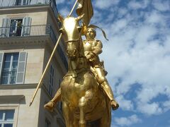 そこには、威風堂々とした黄金のジャンヌ・ダルクの像がありました。