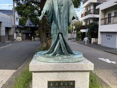 その後、湯島天満宮近くの麟祥院というお寺を訪れました。
寺の前には3代将軍徳川家光の乳母だった春日局の像があります。