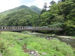 紅の吊橋（栃木県那須塩原市塩原）
箒川に架かるこの吊り橋の周辺は紅葉の名所。でもまだまだですね。