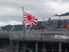 船尾には、海上自衛隊の旗が掲げられていました。
誇りを持って、掲げられているようで、とても心強く思いました。
これからも、日本国民を守ってください！