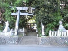 「曾屋神社」です。
「宮前」バス停から徒歩1分の場所です。
湧水があったことから、水を司る神様を祀ったことが創始と伝わる神社で、秦野の上水道の歴史にも関係があります。