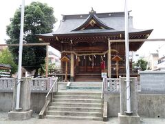 「國榮稲荷神社」です。渋沢駅の南に鎮座しています。
社殿の裏手は、児童遊具の設置された公園となっています。