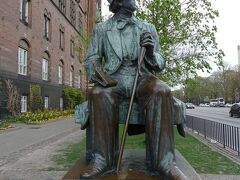市庁舎の北西部分には童話作家アンデルセンの像がある。