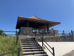 最初に「玉取崎展望台」へ。

階段を少し登ると東屋があって島の北東部を見渡せます。

