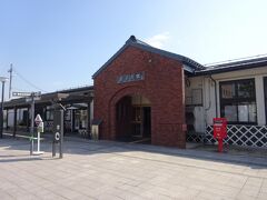 これが喜多方駅。
「蔵の町」をイメージした駅舎。