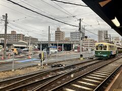 近くの市電停留所から路面電車に乗ります。レトロな車両が来ます。
奥の車庫にも古い車両が多数止まっています。