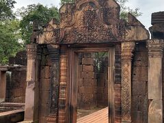 ほとんどが赤っぽい砂岩で作られている
遺跡です。


この寺院の見どころは、
浮き彫り細工のレリーフ、繊細な彫刻などを
きれいに見ることができること！