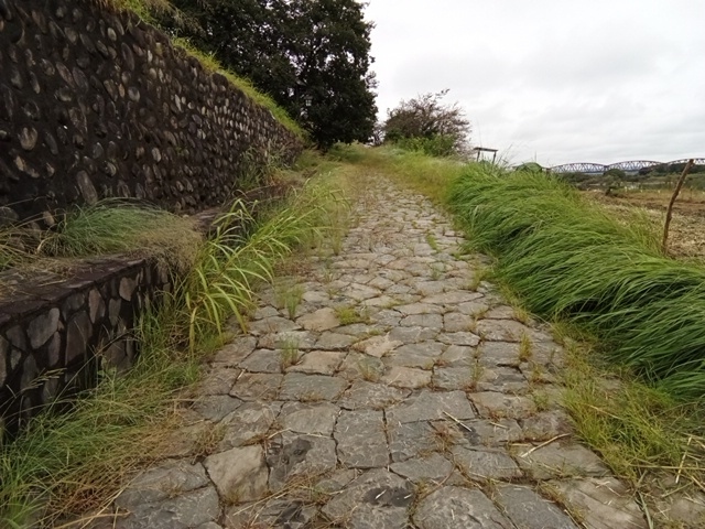 かつて、重いものを運ぶために整備された石畳。
