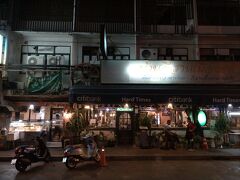 バーンイーサン
名前の通りタイ東北部の料理の店、一言で言えばタイ風の居酒屋です。
アソーク駅とプロンポン駅の中間を少し奥に入った所にあり、バンコク在住の日本人には有名な店の１つで夜遅くまで営業していて便利（朝4時まで営業！）
