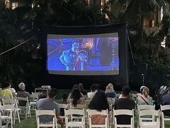 水曜の夜は外で子供向けの映画やってます
字幕もなく、英語のみですが、涼しい風が気持ちよくて、ストーリー知ってるお子さんなら楽しめそうです。
この日はリメンバーミーやってました