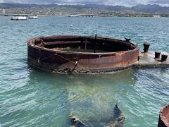 ここは何か資料があるわけではなく、戦艦アリゾナの上に建っています。アリゾナの涙として、いまだ燃料が流れ出てるようです。