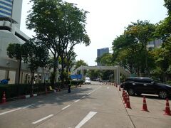 タイ国際航空本社の敷地内、結構広く、大学の様に広い敷地に新旧の幾つもの建物が建っている。