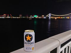 前回は大さん橋からの出航でしたが、この時期は竹芝桟橋から出航の便になります。
夜22時、夜景がキラキラしてます。