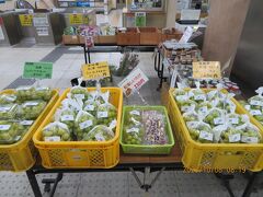 8：30の長野電鉄にのるため駅へ
（日の出前から友人が、ガサゴソガサゴソと・・・睡眠不足です（涙）

改札前に直売所を発見！まさかの行きから買えない・・・
粒の大きなシャインマスカットがー！