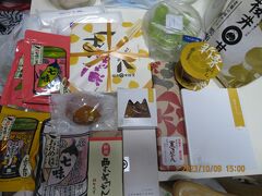 戦利品の数々
右から八幡屋の「梅七味昆布茶」と「カレーふりかけ」等
桜井甘精堂の「栗おこわ」（MIDORIでも販売再開してました、２日前から予約可能です）、10/9で販売終了だった「栗しぼり」「栗飴」
東急フードショーで房でなく個体で売られてた大粒のシャインマスカット
小布施堂の「くりかん」「栗大福」
竹風堂の新栗の「栗ようかん」
里の菓カフェの「蕎麦栗ガレット」「栗あんパン」「栗きんとん」
