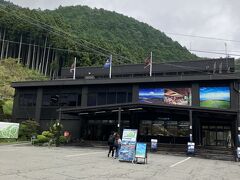 ロープーウェイ駅に到着
新しくて　きれいな駅です