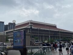 台北中央駅（台北車站）はとっても立派です。線路は全部地下化されてるので地上からは建物しか見えません。以前訪れたワルシャワの中央駅と同じ方式。