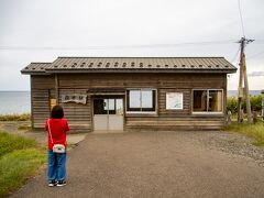 そして次に向かったのは
ずっと気になってた無人駅。

ほんとは夕日が見られる時間に
来たかったけど、天気どよーんだし
時間もちゅーとハンパなため待っても仕方なし。