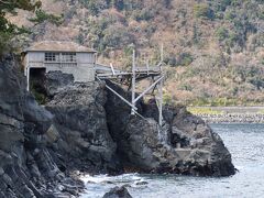 城ヶ崎海岸で最初に訪れたのは魚見小屋。近寄りませんでしたが、ここから魚の動きを見ていたそうです。