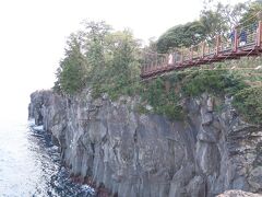 灯台のある岬に門脇崎。つり橋を渡った所から見るのが良いです。灯台とつり橋とが一同に見られます