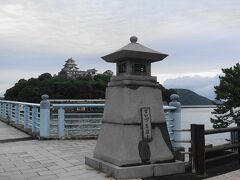 雨も上がったので、歩いて「つく田」に向かうことにしました。

まいつる橋のたもとからの唐津城。