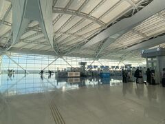 羽田第3ターミナル。エスカレーターを登っていくと窓の外に海が広がっていてとても綺麗な景色。