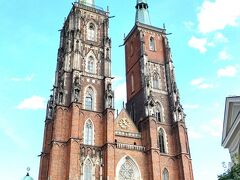 洗礼者ヨハネ大聖堂。
２本の尖塔が天を突きさしてます。
１３世紀から建設が始まり１５９０年に完成したが第二次世界大戦で破壊し、１９５０年に再建された。