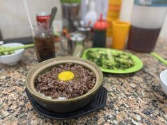 お昼ご飯は香港式土鍋ご飯の食べられるお店「永合成?仔飯」へ。牛肉のそぼろご飯と空心菜の炒めもの、塩レモンコーラをオーダー。149ドル。