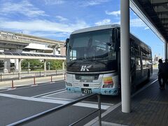 新幹線で新大阪駅着、
エアポートリムジンで伊丹空港へ向かいます。
成田空港まで遠かったー。
