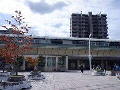 　坂出駅に到着。電車は高松行きなので、反対の多度津方面に乗り換える。ちょっとだけ乗り換え時間もあったので、駅の外に出てみます。駅前にイオンがあって、比較的整備されている印象。