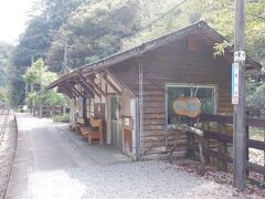 　途中の坪尻駅。秘境駅としても知られているスイッチバック駅です。この駅で反対側から来る特急列車待ち合わせのため少し停車します。