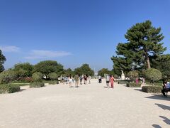 チュイルリー公園の中を歩きます。憩いの場って感じでいいね！
想像してたより広いです。