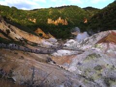 初めて見る地獄谷の絶景、煮えたぎる温泉、遊歩道の先は間欠泉