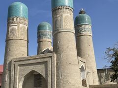 チョルミナルに到着　1807年建造

4本のミナレットという意味だそう
そのうち一本にコウノトリの人形が付いています。
4本ともタイル装飾が違う。
宿に帰った後、ミナレットに登れるの忘れたことに気づく（遅）
翌日のタクのドライバーさんがチョルミナルへ行ったか？と聞いてくれ、行ったけどタワーに登りたいと連れて行ってもらいました。

この前のお土産屋さん（民家）のトイレをお借りしました　しっかり2000スム支払い求められます

Googleでスーパーが近くにあるみたい
行ってみよう