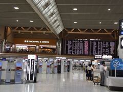 成田空港到着。
先に送ったスーツケースを受け取り、ユーロに両替し、ツアーの受け付けを待ちます