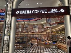 シンガポール到着。相変わらずギラギラのBacha Coffee。いつも気になるけど、高くて買ったことない。