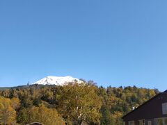 山麓駅から見た旭岳。雪山です。