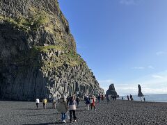 ここは黒砂の海岸
幼稚園の頃お砂場でU字型の磁石を使って砂鉄を集めようと何度かtryしたけど採れず
がっかりした思い出があるけど
ここの砂場からは
砂鉄
いっぱい採れそうな気がする！！！