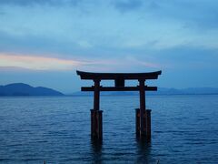 鳥居の向こうから日が昇る(角度的に鳥居内に太陽を収めて写真が撮れる)のは、秋の紅葉の時期辺りだとか