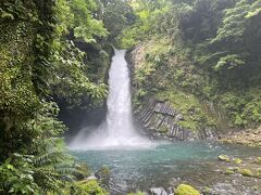 近くには小さなわさび園がありました。
妹がわさびじょうゆのお団子食べてました。
一口ご相伴に預かりましたが、ピリリとしていながら甘くてなかなか美味しかったです。