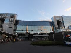 10月2日高台寺茶筅から一旦ホテルまで戻り、夕方5時30分ころになり京都駅のプチ探検と食事を兼ねて歩いて出かけました。ここが駅の烏丸口です。何年か前に、初めて京都駅に来た時にはちょっとビックリでした。あまりにも巨大な軍艦のようなフォルム。いろいろな駅を見てきましたが、他の駅とはかなり異質な感じがしました。高さを抑えたので、その分横に長く、中央のガラスに覆われたコンコースと東のホテルグランビア、西の伊勢丹まで長さは４７０ｍあります。