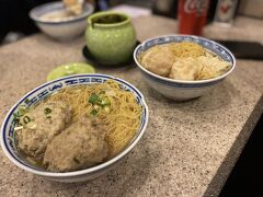 お腹に朝の飲茶を感じながらも、お昼ご飯にワンタン麺を。エビワンタン麺と魚のつみれ麺。麺の種類は選ぶことができる。魚のつみれはプリッとしていてレモングラスがきいている。エビの和んったんもゴロゴロ入っている。コーラもオーダーして88
ドル。