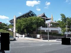 四天王寺を参拝した後、西側へと出て、まずは一心寺に寄りました。
こちらは法然上人の開基という歴史が古い寺院です。戦時中の空襲でかつての伽藍が焼失したため、現在のものは戦後の再建になります。門が現代的なデザインになっているのが印象的でした。