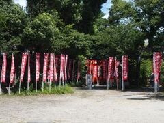 大江神社は広い境内があり、その中に境内社の日吉稲荷社もありました。赤い幟が多く出ていて、いかにも稲荷神社らしい雰囲気がありました。