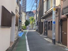 茗荷谷（みょうがだに）駅から下ってきた茗荷坂を振り返る