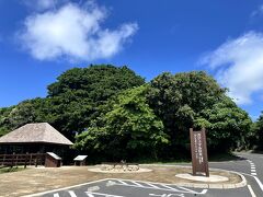 再びバイクに跨り観光をスタート、水着はあっという間に乾きますね。
まずは手久津久集落の巨大ガジュマルにやって来ました。