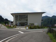 列車に乗り
お隣駅の　川原湯温泉駅　に！

駅近にある
川原湯温泉あそびの基地NOA　
キャンプ場・温泉　があります